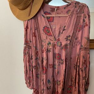 Feminine FREE PEOPLE long sleeve floral print crochet lace inlet blouse